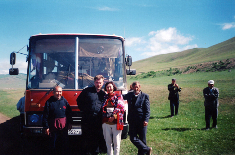 Когда сломался автобус, можно репетировать и в Монгольской пустыне.